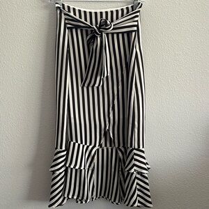 Who What Wear White and Black Stripped Skirt Size 2